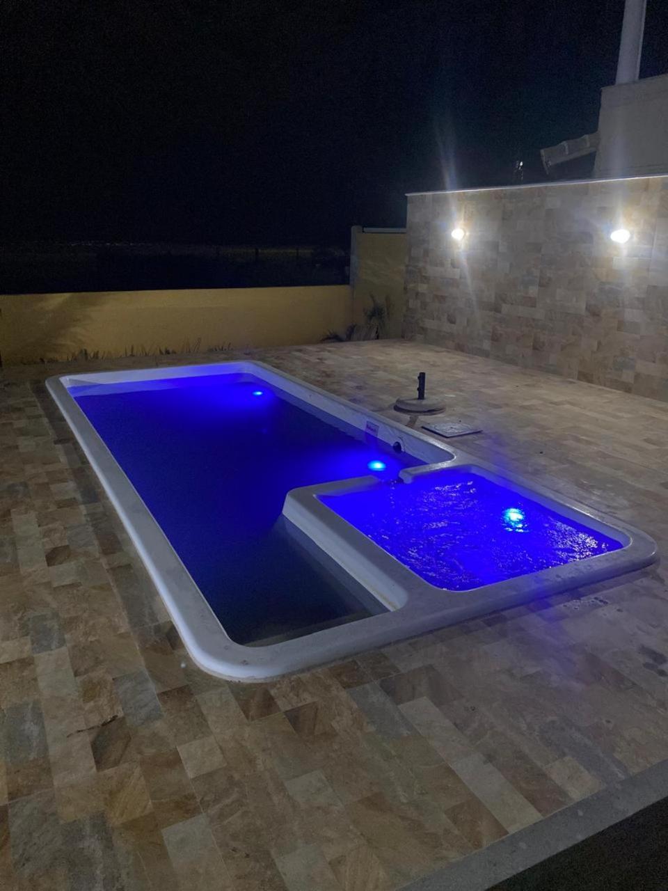 Cabo Frio, Piscina De Frente Pro Mar, Pe Na Areia *